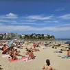 photo la plage de l’écluse était bondée ce mardi 12 août 2025, et de nombreuses personnes avaient amené un peu de lecture pour passer le temps.