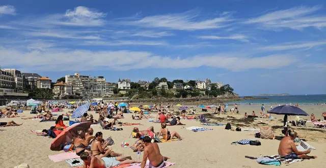 photo  la plage de l’écluse était bondée ce mardi 12 août 2025, et de nombreuses personnes avaient amené un peu de lecture pour passer le temps.  &copy;  ouest-france 