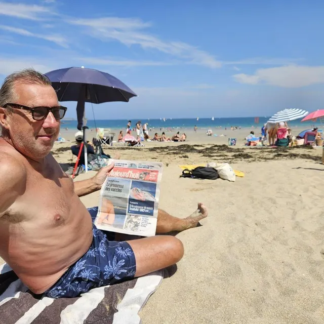 photo philippe profite de la plage pour lire son journal, et délaisse les livres, qu’il préfère lire le reste de l’année.  ©  ouest-france