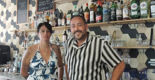 photo  cindy gandon et jonathan mauger derrière le bar du bistrot du marché.  &copy;  ouest-france 