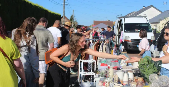 photo  soixante-dix exposants étaient installés sur le chemin du bâtiment et au clos champagne.  &copy;  le maine libre 