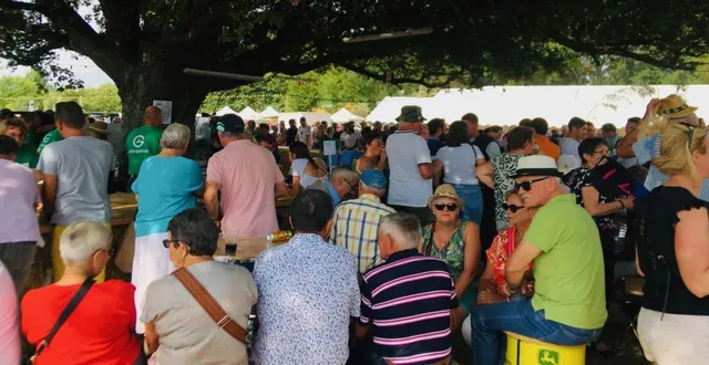 photo  le succès du comice 2025 se poursuit avec la remise des lots devant la boulangerie à neuville.  &copy;  le maine libre 