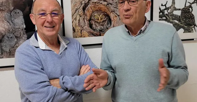 photo  christian redou, à gauche, avec gérard carreau, heureux de partager leur passion pour la photographie animalière.  &copy;  école de peinture des alpes mancelles 