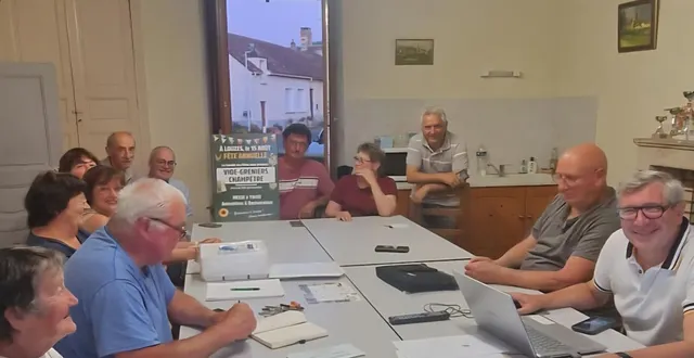 photo  marc moreuil, à droite, accompagné des membres et bénévoles du comité des fêtes.  &copy;  le maine libre 