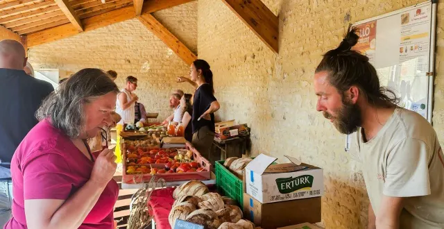photo  tous les jeudis soir, le marché de montgaroult attire habitants du village et clients des alentours.  &copy;  ouest-france. 