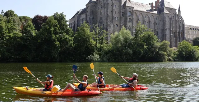 photo  des kayakistes sur la sarthe au pied de l’abbaye de solesmes.  &copy;  ouest-france 