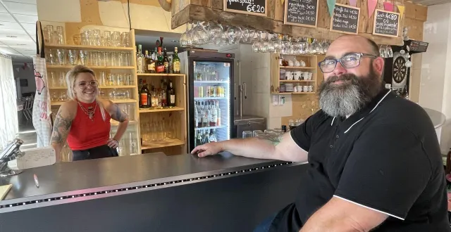 photo  léa et marc lucas après le service du lundi 11 août.  &copy;  le maine libre 