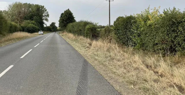 photo  un adolescent de 17 ans a été tué dans un accident de la route dans ce champ, à auvers-le-hamon.  &copy;  le maine libre - sophie noucher 