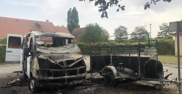 photo  mercredi 13 août vers 0 h 20, une camionnette et sa remorque ont brûlé sur un parking résidentiel dans le quartier de perseigne.  &copy;  ouest-france 