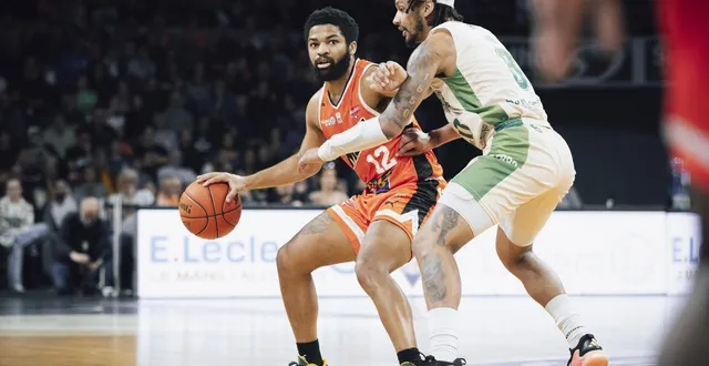 photo  les coéquipiers de trevor hudgins (à gauche), ici pressé par le capitaine de js nanterre 92 le 12 octobre 2024, connaissent leurs 9 premières dates de championnat, pour l’exercice 2025-2026.  &copy;  dominique breugnot photographer 