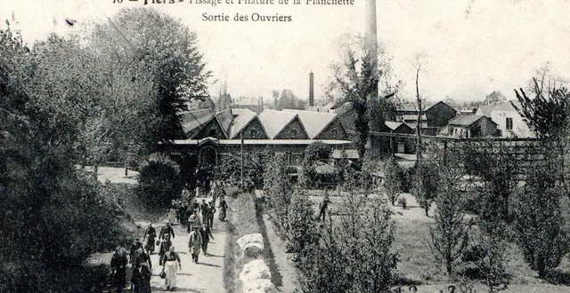 photo  le tissage et la filature de la planchette. sortie des ouvriers.  &copy;  gérard bourdin 