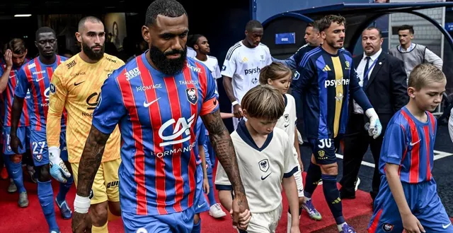 photo  sur la liste des potentiels partants cet été, yann m’vila (au premier plan), anthony mandrea et dieudonné gaucho constituent toujours la colonne vertébrale du sm caen à la mi-août.  &copy;  martin roche / ouest-france 