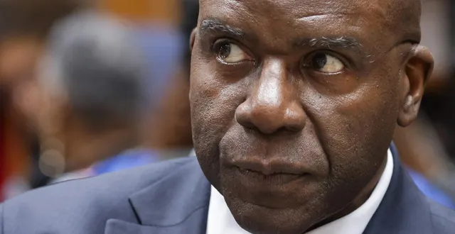 photo  l’acteur français jacques martial, ici arrivant pour un hommage national à la journaliste, professeure de littérature et autrice française maryse condé, à la bibliothèque nationale de france, à paris, le 15 avril 2024.  &copy;  ludovic marin / afp 