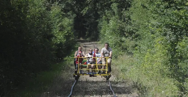 photo  l’activité de vélorail a ouvert fin mai 2025 à tuffé.  &copy;  photo d’illustration - archives le maine libre - denis lambert 