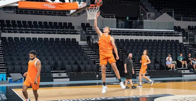 photo  trevor hudgins, david dileo, bastien graashoff et leurs coéquipiers ont repris l’entraînement pour la première fois de la saison, hier, mercredi 13 août, sur le parquet d’antarès.  &copy;  arnaud despelchain 