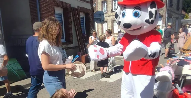 photo  malgré la chaleur, la mascotte a déambulé dans les rues où se tenait le vide-greniers.  &copy;  ouest-france 