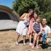 photo  charlotte, jérémy et leurs enfants apprécient tout particulièrement leurs vacances passées au camping de brûlon. 