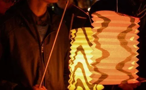 photo  une visite de la ville du mans aux lampions, ce soir le 14 août 2025.  &copy;  archives ouest-france 