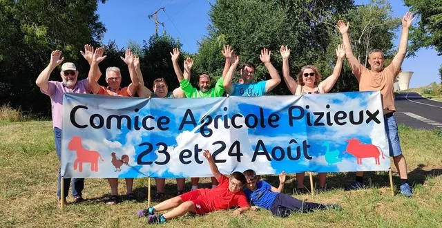 photo  jean mulot, maire, à gauche, et christophe théval, à droite, accompagnés des membres et bénévoles de cap25.  &copy;  le maine libre 