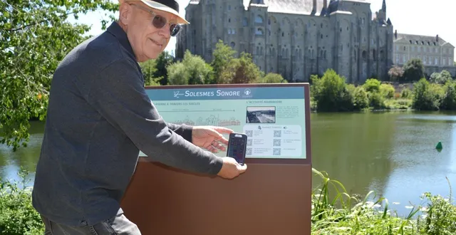 photo  thierry quantin, à l’initiative de cet audioguide, explique le fonctionnement de cet outil numérique.  &copy;  le maine libre 