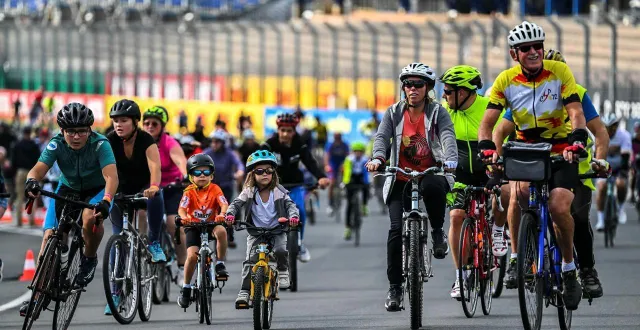 photo  enfants et adultes sont conviés à participer.  &copy;  archives le maine libre – denis lambert 