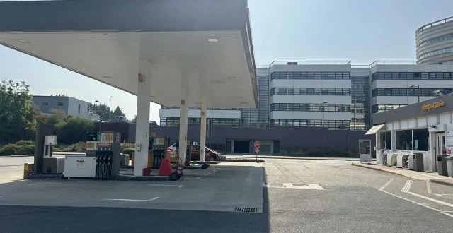 photo  la vie reprend doucement son cours à la station totalenergies du boulevard demorieux. les premiers automobilistes ont pu retourner aux pompes dès le début de matinée.  &copy;  le maine libre 
