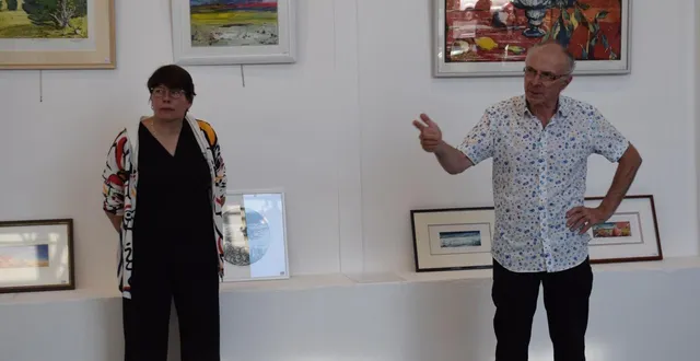 photo  michel kolsek (à droite) a posé ses aquarelles et gravures sur les murs de l’atelier legault, alors que séverine najean a disposé ses personnages en résine sur des cubes dans l’espace de 200 mètres carrés.  &copy;  ouest-france 