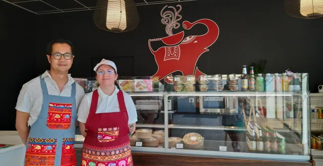 photo  david lim et sa vendeuse zoé.  &copy;  ouest-france 