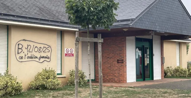 photo  à l’entrée de l’école saint-exupéry. b, comme biggy, son surnom : « on t’oubliera jamais. »  &copy;  le maine libre 