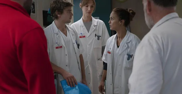 photo  hippocrate, la série française récente au cœur d’un service d’urgences.  &copy;  photo : canal+ 