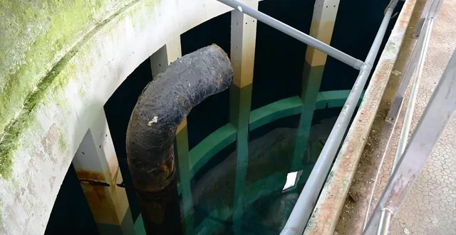 photo  l’intérieur de la cuve d’un château d’eau de flers agglo. l’eau potable arrive ici par cette canalisation noire.  &copy;  ouest-france 