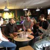 photo beaucoup de groupes de collègues se retrouvent au bar après leur travail.