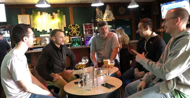photo  beaucoup de groupes de collègues se retrouvent au bar après leur travail.  &copy;  ouest france 