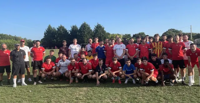 photo  matthieu martin, debout, quatrième en partant de la gauche, maillot rouge.  &copy;  co 