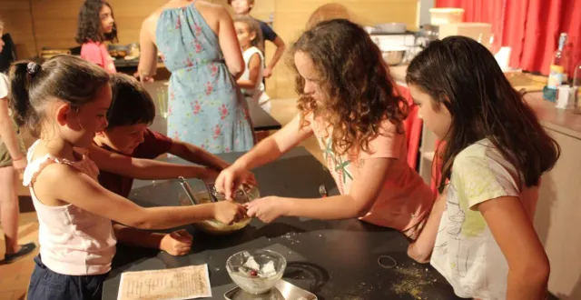 photo  delphine 8 ans, côme, 7 ans, alice, 10 ans et lucie, 7 ans et demi ont mis la main à la pâte.  &copy;  le maine libre 