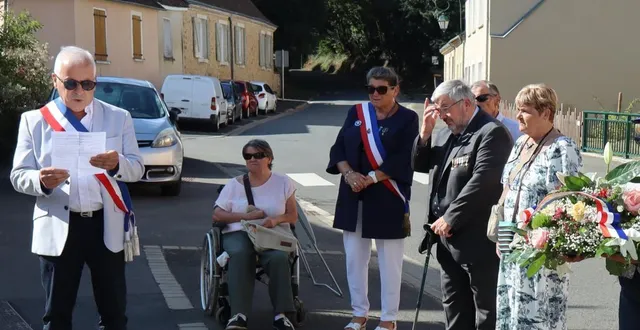 photo  francis letay, adjoint au maire, rappelle la libération par les alliés.  &copy;  le maine libre 