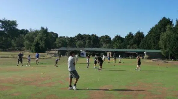 photo  le club de golf des 24 heures proposera des initiations gratuites, entre le 5 et le 31 septembre. les initiés seront encadrés par un ancien joueur professionnel, yannick saillour. initiations les lundis, jeudis et vendredis de 14 h à 15 h 30, les samedis de 9 h à 10 h 30 et les dimanches de 10 h 30 à 12 h.inscriptions : tél.02 43 42 00 36 ou 06 17 65 04 53.  &copy;  ouest-france 