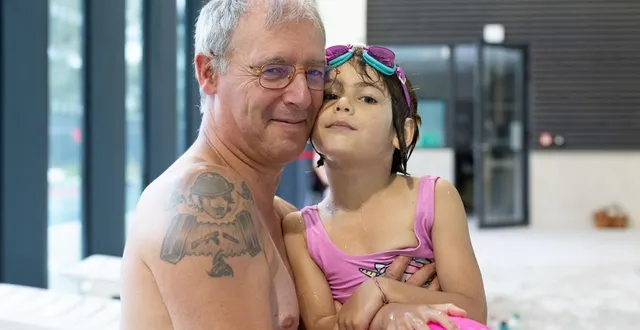 photo  gwenaël et armeline passent l’après-midi au frais à la piscine de belle-beille.  &copy;  co- régine lemarchand 