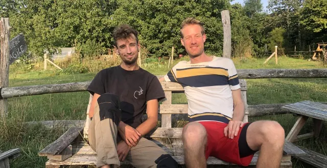 photo  nathi massot (à gauche), salarié dans l’association yapuka, accueille régulièrement des woofeurs au champ des arbres.  &copy;  ouest france 