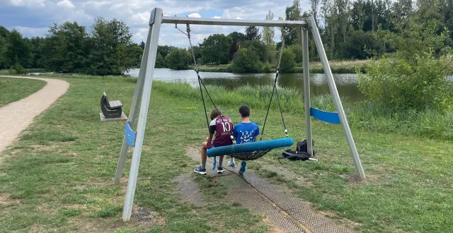 photo  au bord du cheminement piétonnier du plan d’eau, la municipalité a installé des jeux et autres bancs pour se reposer.  &copy;  ouest-france 