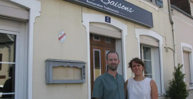 photo  joaquim delgado et manon philipphon, les deux nouveaux propriétaires du restaurant les 4 saisons.  &copy;  ouest-france 