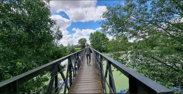 photo  le moulin et la passerelle de montreuil (d 47) constituent un point de départ atypique pour découvrir le circuit 