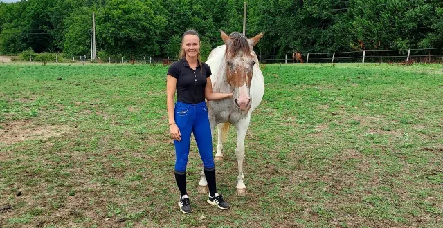 photo  isaé drouin, présidente de l’association des 2 equi-libres, et cheyenne.  &copy;  le maine libre 