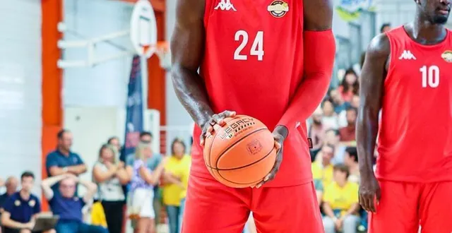 photo  mérédis houmounou, le capitaine d’orléans loiret basket (élite 2) prêt à marquer un panier lors des matchs de gala 2024.  &copy;  co 