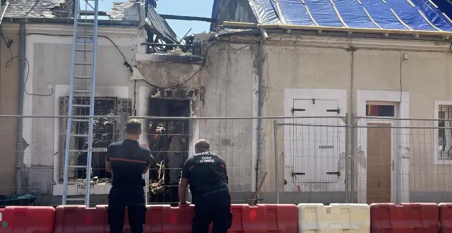 photo  sapeurs-pompiers et police scientifique sur les lieux d’un incendie datant de dix jours, où un corps a été retrouvé.  &copy;  ouest-france 