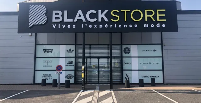 photo  l’enseigne blackstore s’installe à la place de l’ancien chausséa, dans la zone commerciale d’arconnay.  &copy;  ouest france 