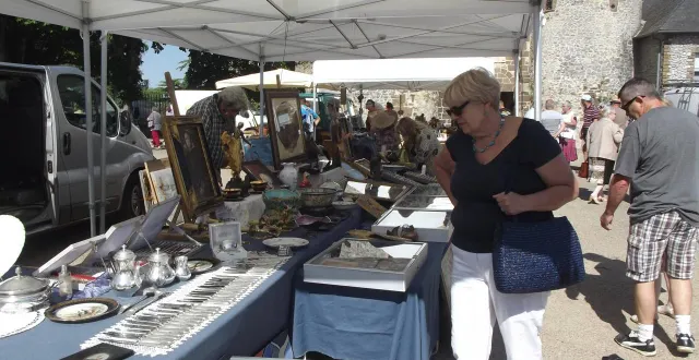 photo  vendredi 15 août 2025, fresnay-sur-sarthe et la place du bassum accueillent la belle brocante.  &copy;  archives le maine libre 