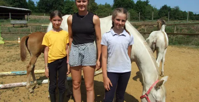 photo  isaé drouin, la présidente de l’association les 2 équi-libres à lombron (nord-sarthe), accompagnée de 2 jeunes élèves, chloé et léonie.  &copy;  ouest-france 