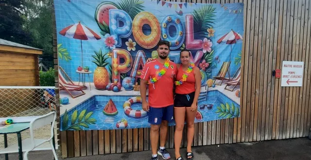 photo  au camping municipal de luché-pringé, dylan et emma, les deux maîtres nageurs, proposent aux usagers de la piscine de nombreuses activités aquatiques et festives.  &copy;  ouest-france 