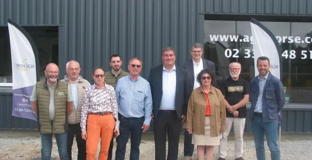 photo  le sénateur olivier bitz (au centre) accueilli à l’entreprise agri horse.  &copy;  ouest-france 
